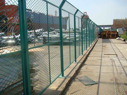 公路护栏网采用不同的立柱固定方式
