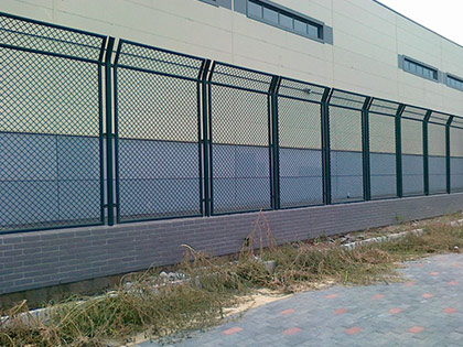 桃型柱护栏网基本特点