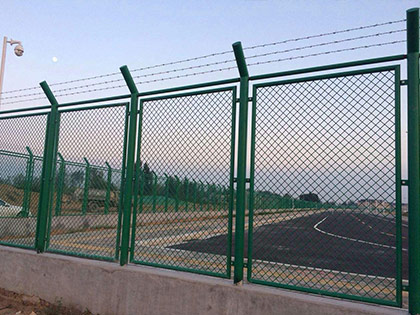 高速公路护栏网应用范围广泛